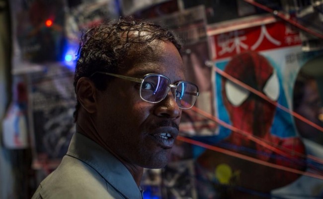 Jamie Foxx Looks Hilariously Geeky As Electro in THE AMAZING SPIDER-MAN 2 Still
