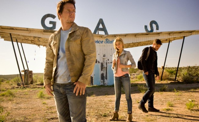 MARK WAHLBERG And His Giant Alien Sword Gun In AGE OF EXTINCTION