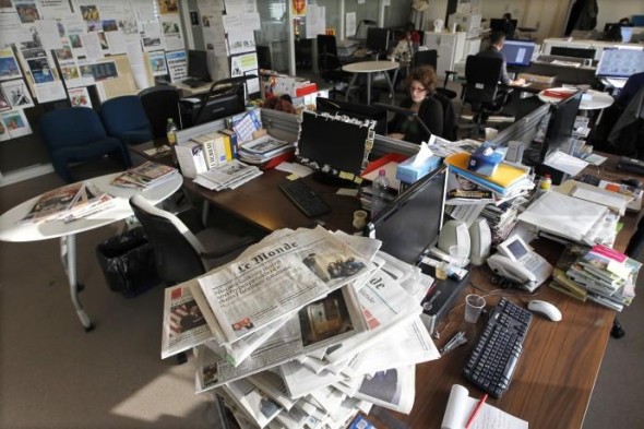 56942-journalists-work-in-the-daily-le-monde-newsroom-at-their-off